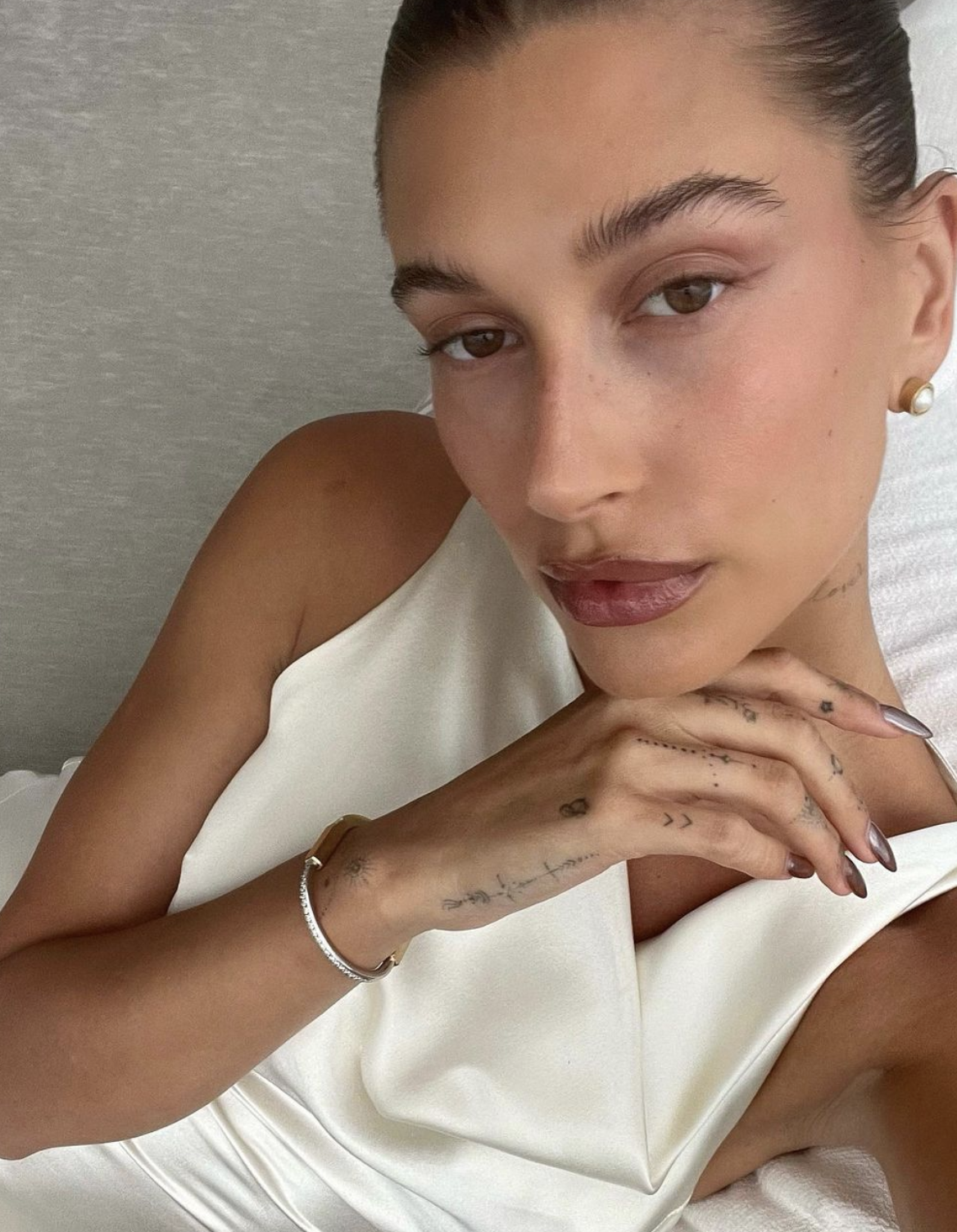 Hailey Bieber Shows Off Her Sweet Side! - Photo 8