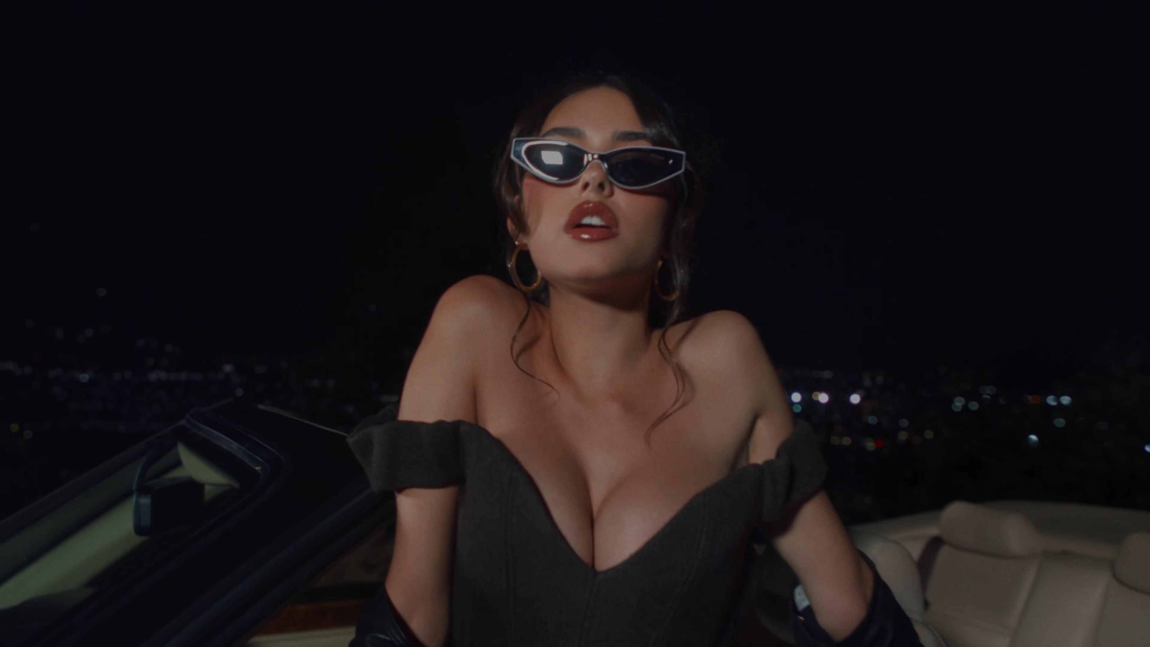 Photos n°4 : Madison Beer Tries Her Hand at Poker in New Music Video!
