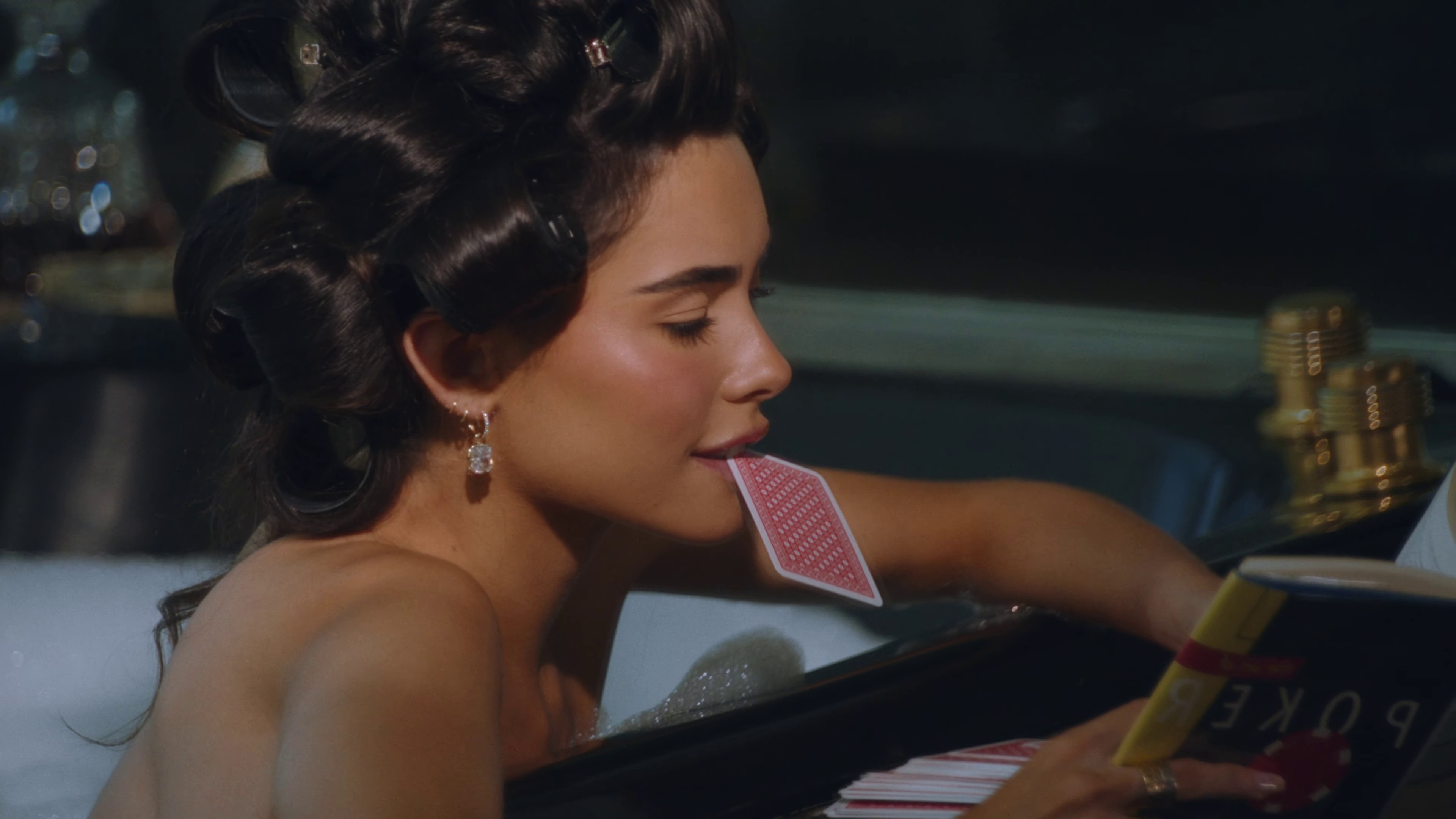 Photos n°14 : Madison Beer Tries Her Hand at Poker in New Music Video!