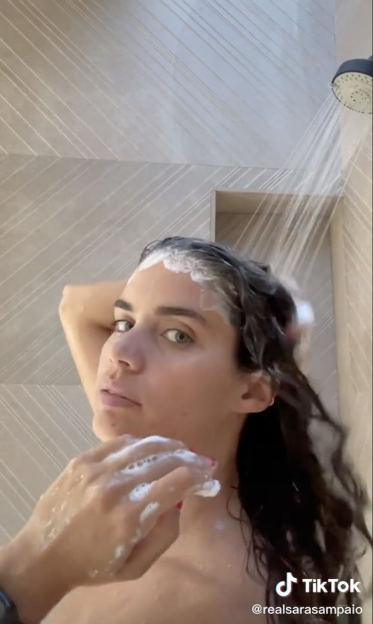 Sous la douche avec Sara Sampaio! - Photo 3