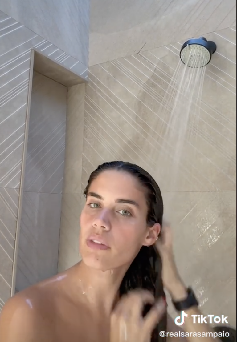 FOTOS En la ducha con Sara Sampaio! - Photo 1