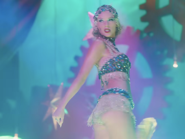 Photos n°5 : Taylor Swift Dances Burlesque in New Music Video!