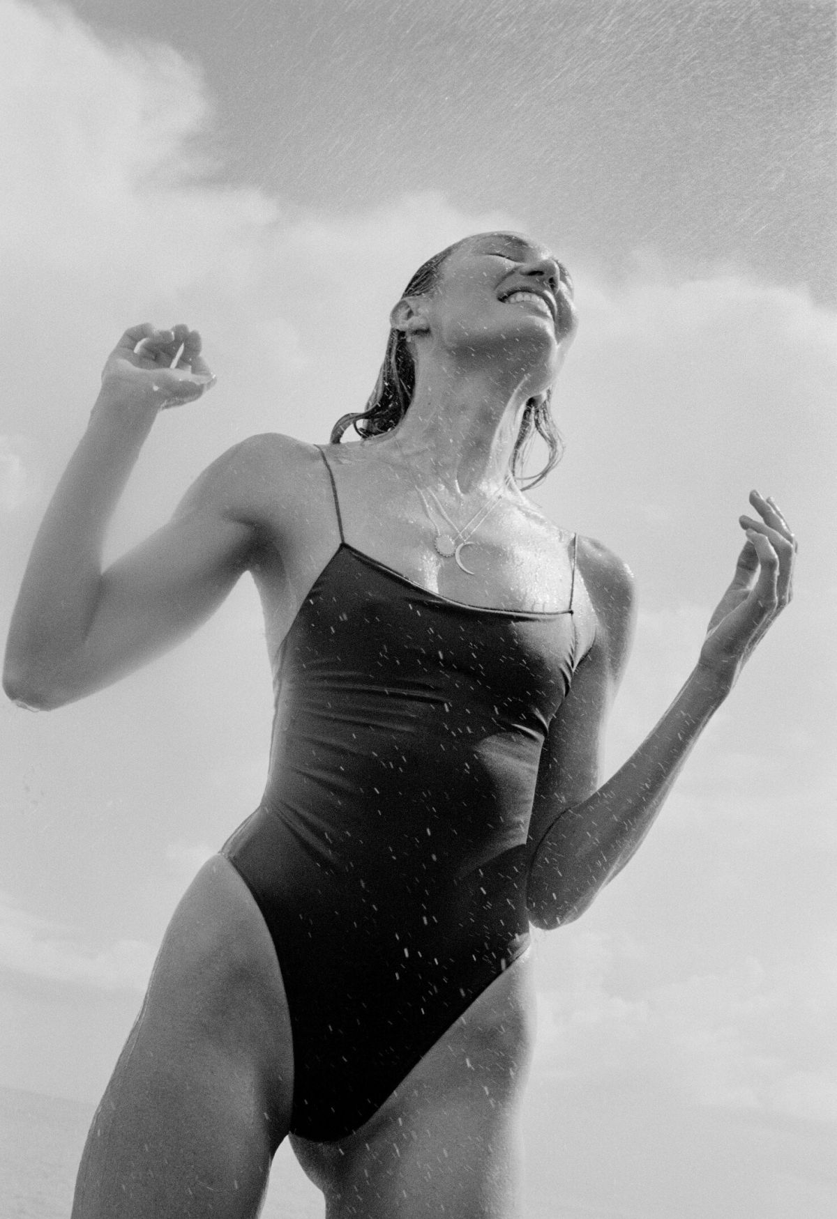 Candice Swanepoel travaille son bikini string ! - Photo 5