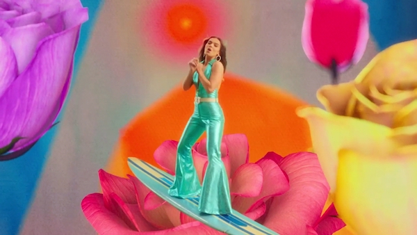 FOTOS Hailee Steinfeld trae las vibraciones de la playa en su video musical de COAST! - Photo 13