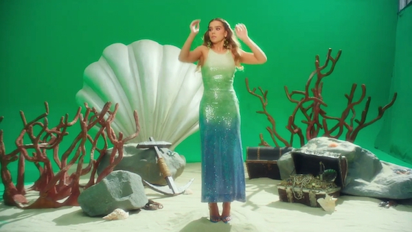 Photos n°1 : Hailee Steinfeld Brings the Beach Vibes In Her COAST Music Video!