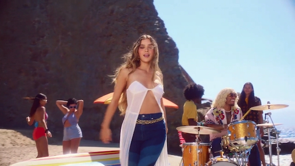 Photos n°9 : Hailee Steinfeld Brings the Beach Vibes In Her COAST Music Video!