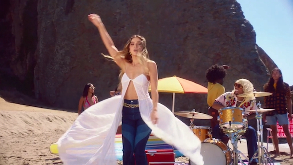 FOTOS Hailee Steinfeld trae las vibraciones de la playa en su video musical de COAST! - Photo 7