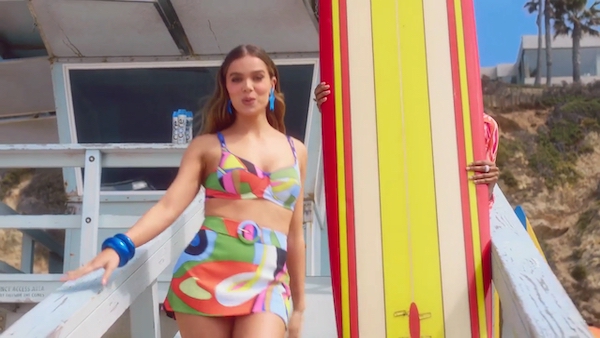 Photos n°7 : Hailee Steinfeld Brings the Beach Vibes In Her COAST Music Video!