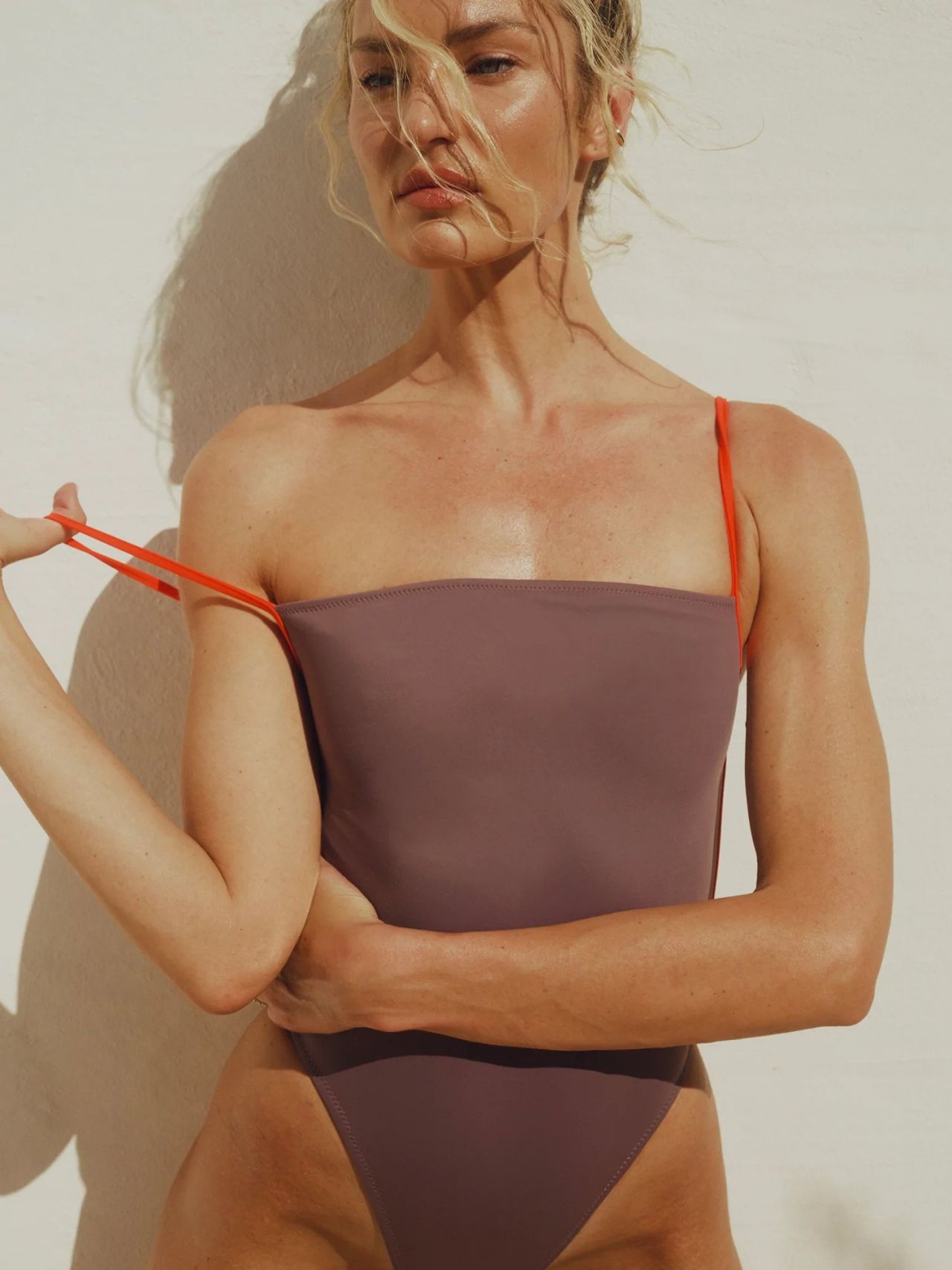 Candice Swanepoel travaille son bikini string ! - Photo 24
