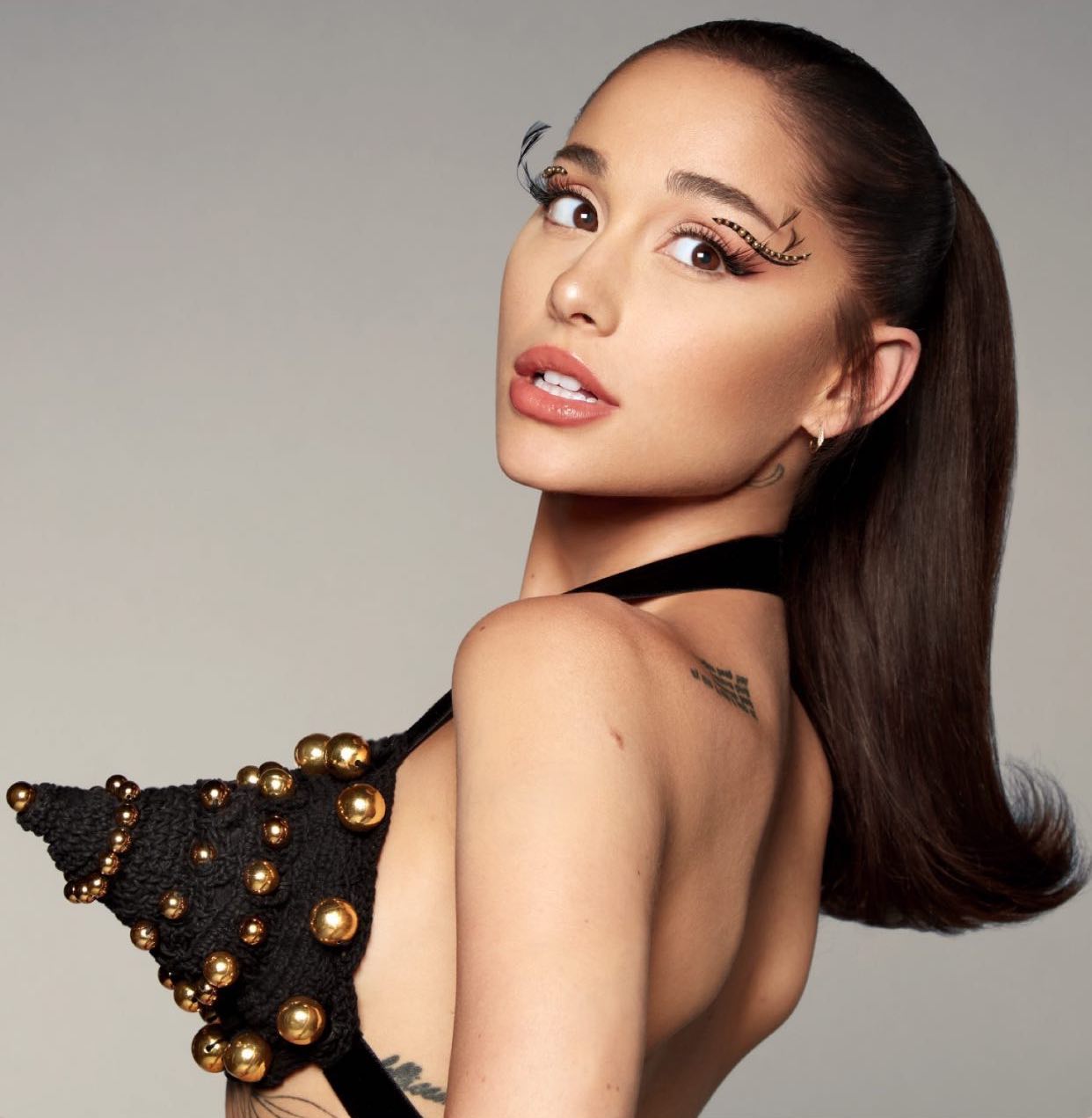 Photos n°1 : Ariana Grande Calls Herself a ‘Cone Tittied Woman’!
