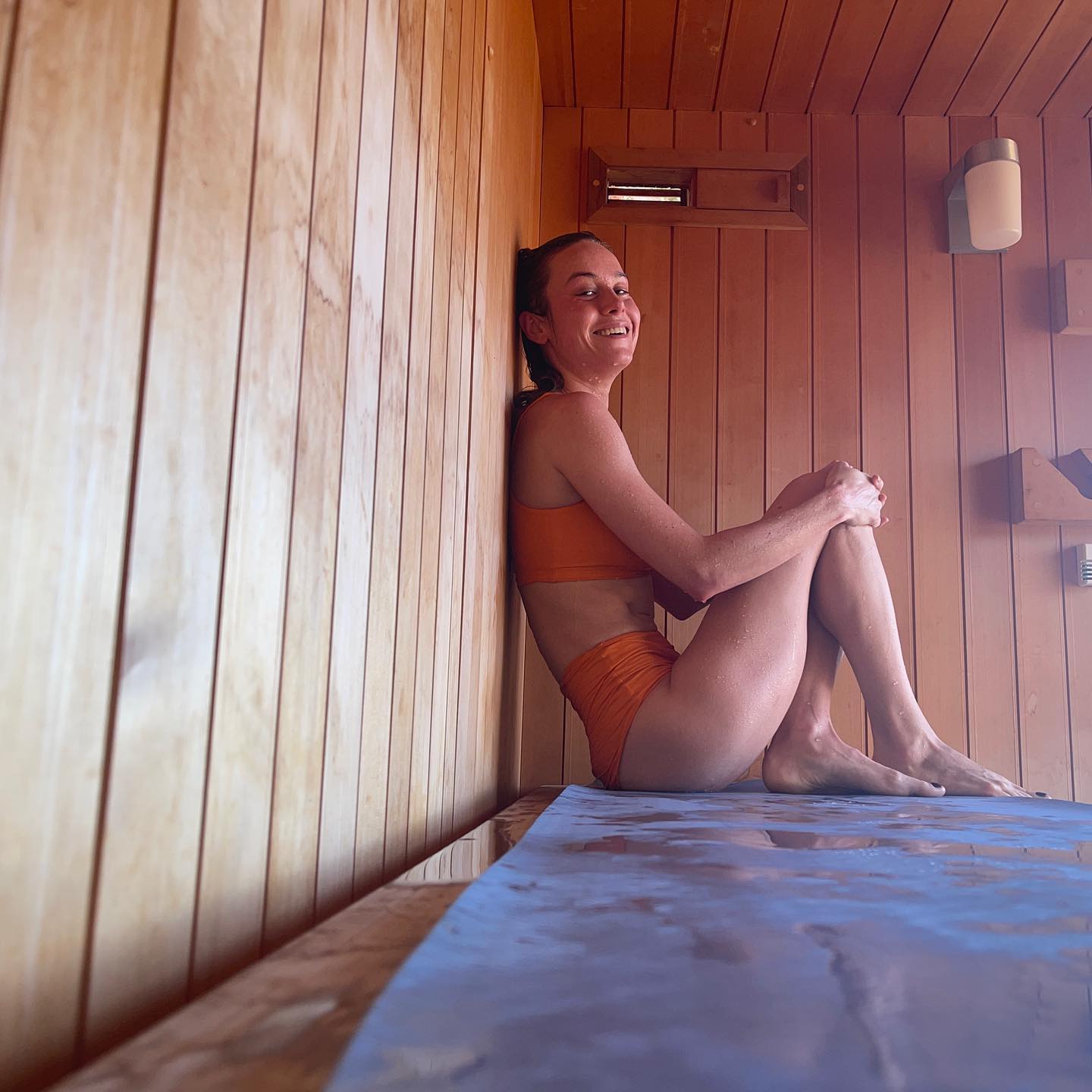 PHOTOS La sance de sauna de Brie Larson! - Photo 2