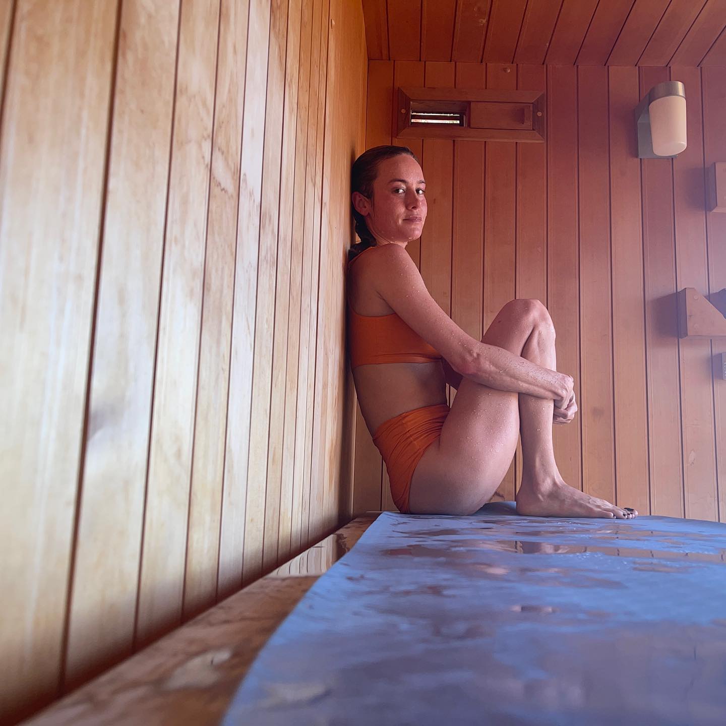 PHOTOS La séance de sauna de Brie Larson!