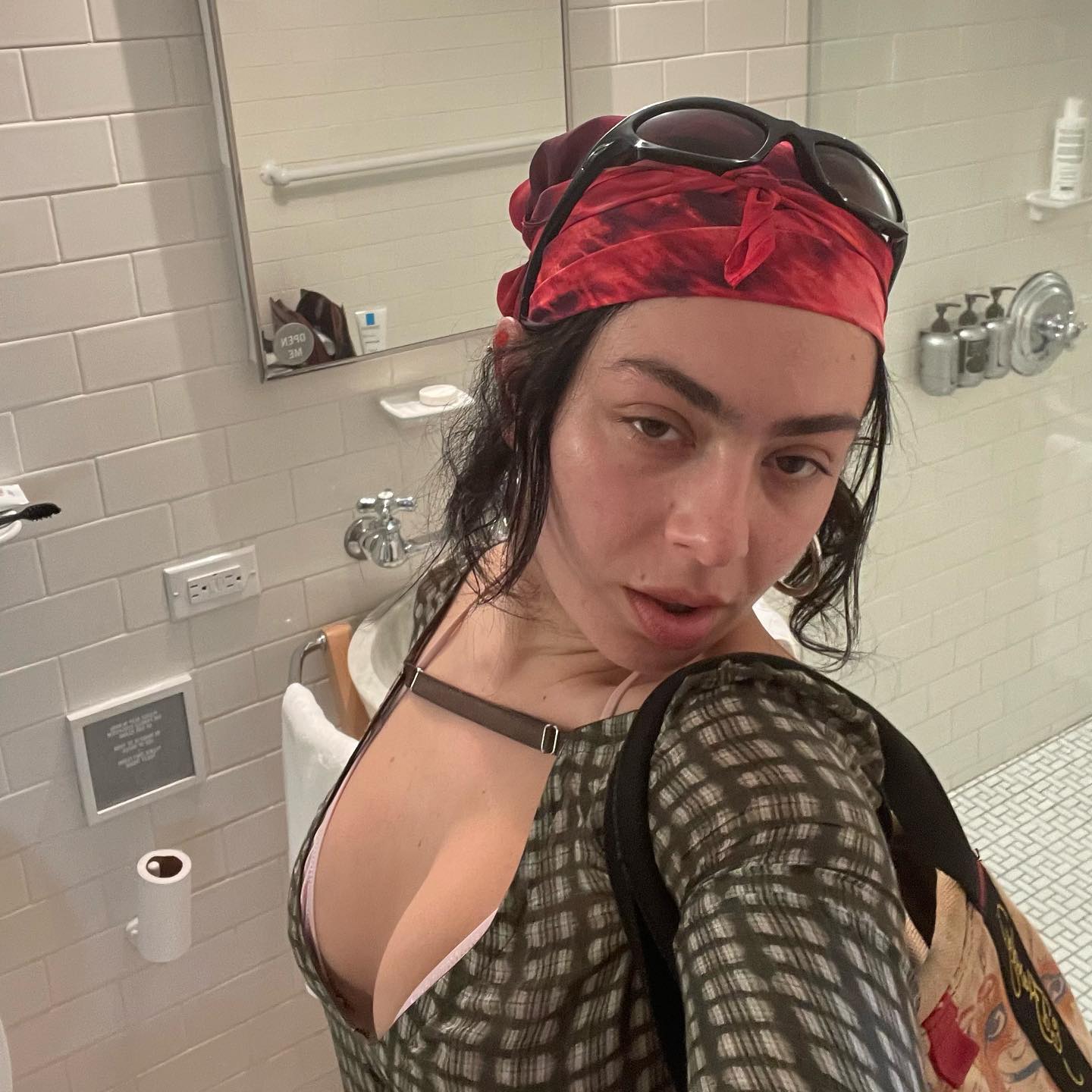 Photos n°15 : Charli XCX is Back in the Booth!
