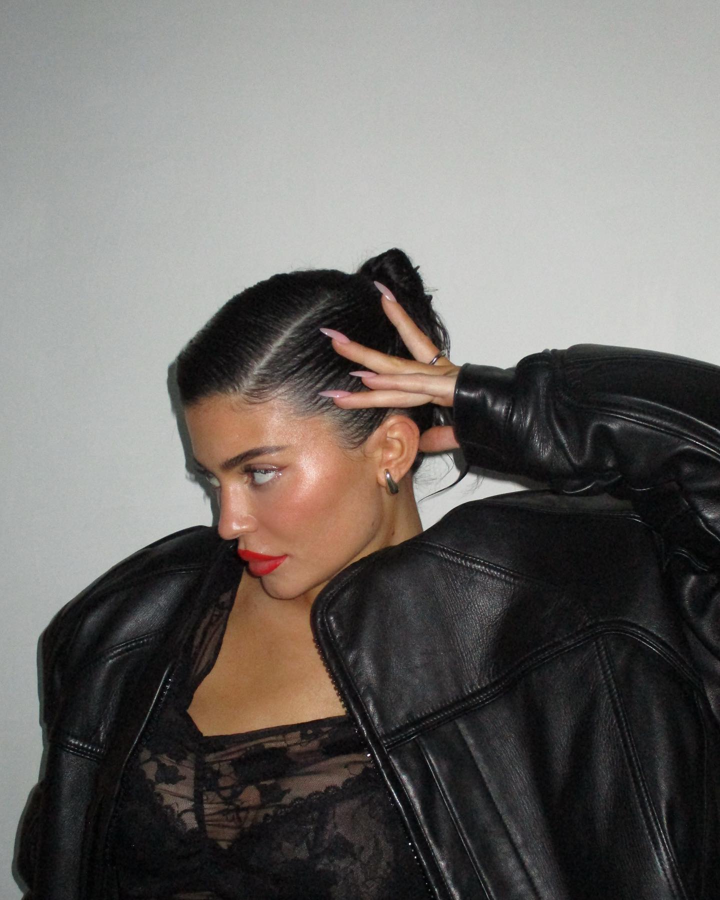 Kylie Jenner Gives Her Sister Kim Some Attitude! - Photo 9