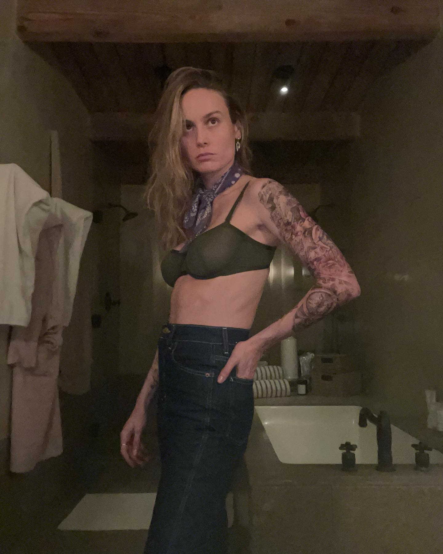 Photo n°1 : Brie Larson montre ses tatouages dans un soutien-gorge!