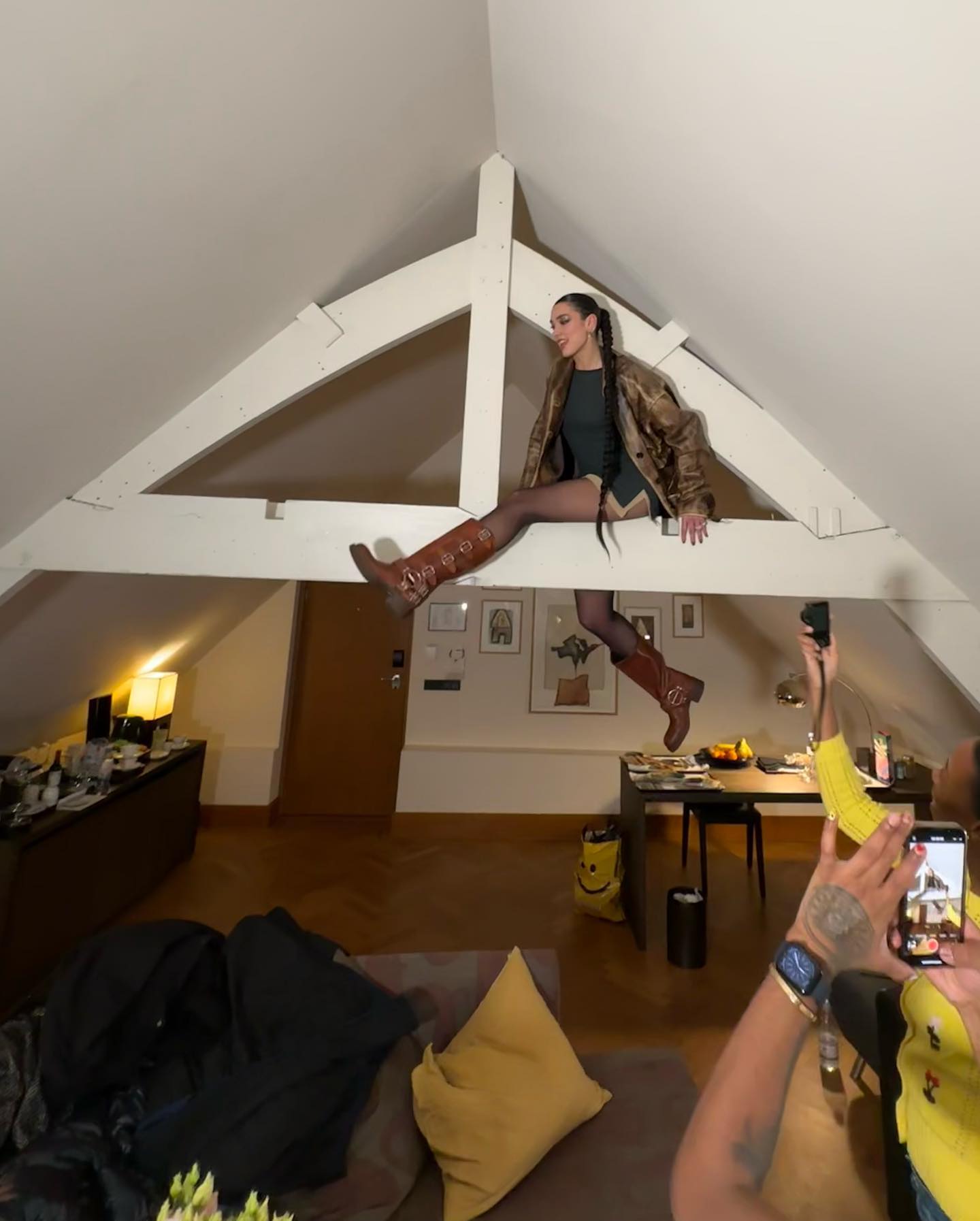 PHOTOS Dua Lipa fait la fte au plafond! - Photo 3