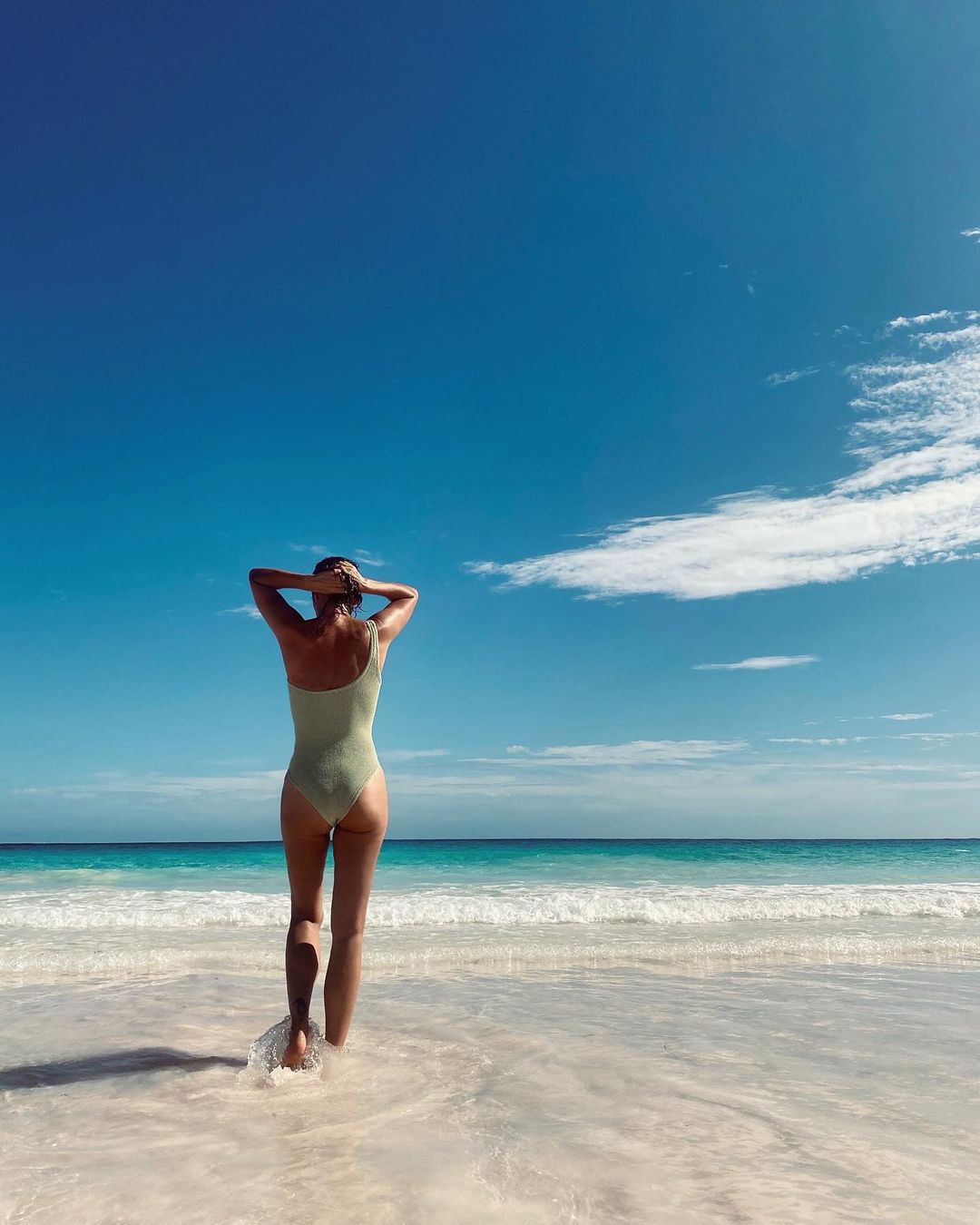 Helena Christensen frappe la plage! - Photo 3