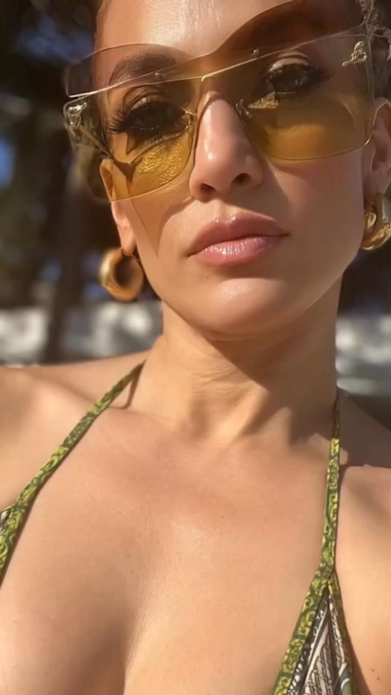Jennifer Lopez Bikini Selfies! - Photo 1