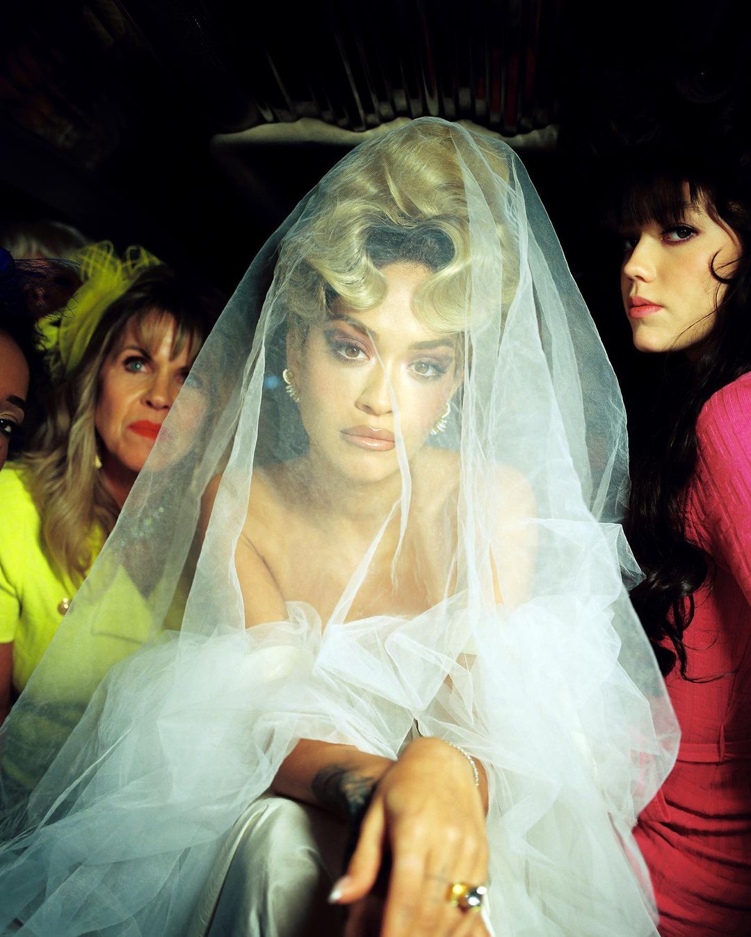 PHOTOS Rita Ora se marie dans son nouveau clip !