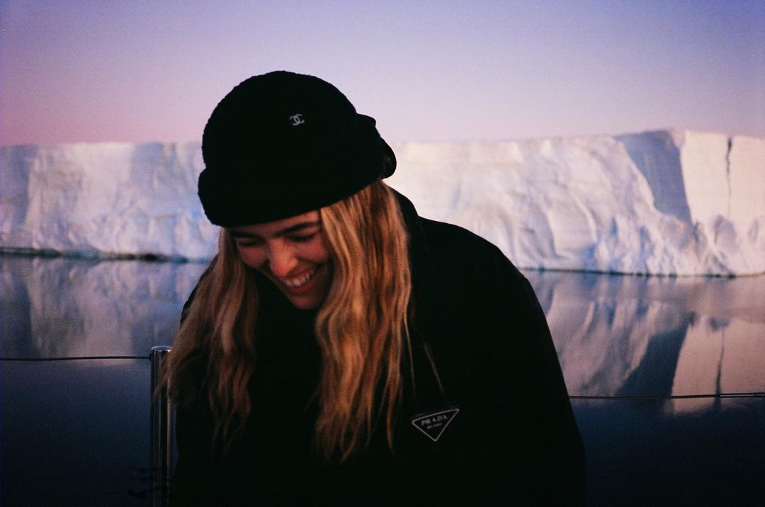 Photos n°6 : Zoey Deutch Takes a Cold Dip in Antarctica!