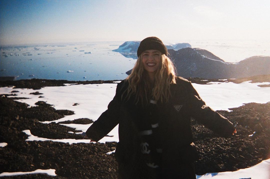 Photo n°4 : Zoey Deutch prend un bain froid en Antarctique!