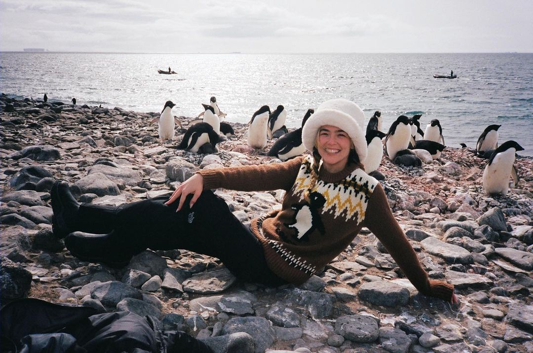 Photo n°2 : Zoey Deutch prend un bain froid en Antarctique!