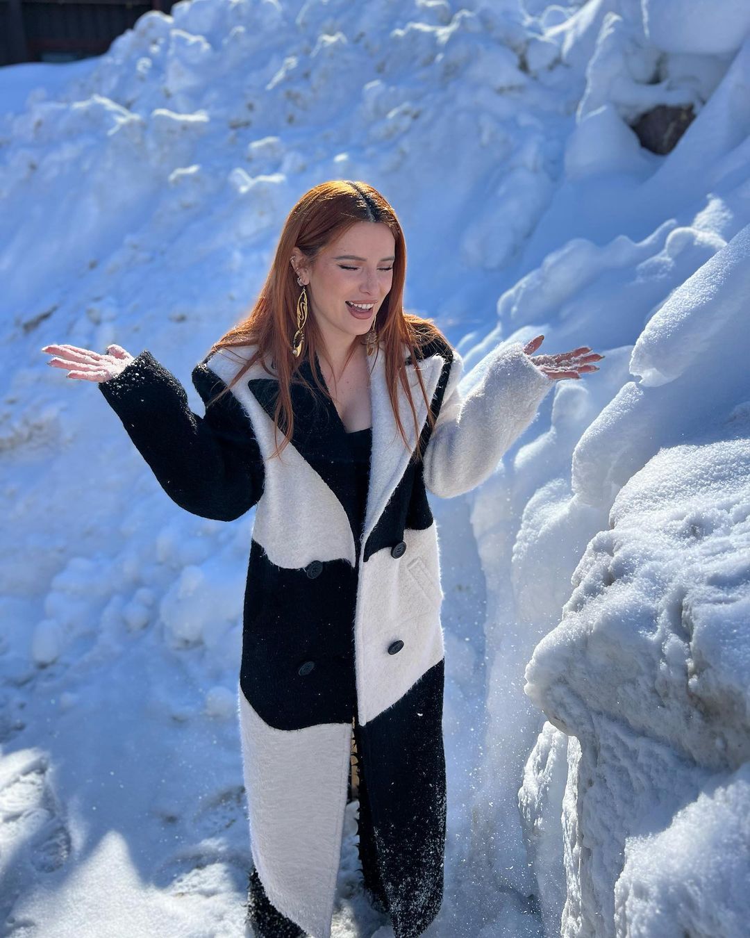 Bella Thorne is Still Braving the Cold! - Photo 3