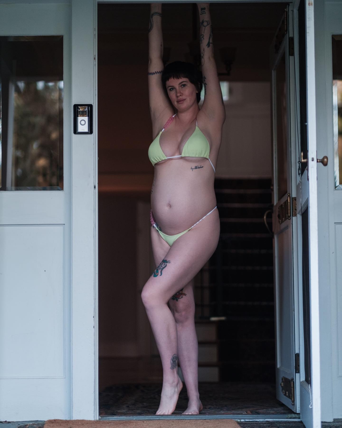 Photos n°2 : Ireland Baldwin’s Baby Bumpin’ in A Bikini!