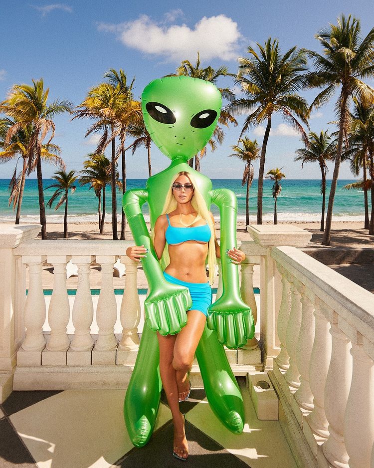 PHOTOS Kim Kardashian amne les extraterrestres sur Terre dans la nouvelle campagne SKIMS ! - Photo 1