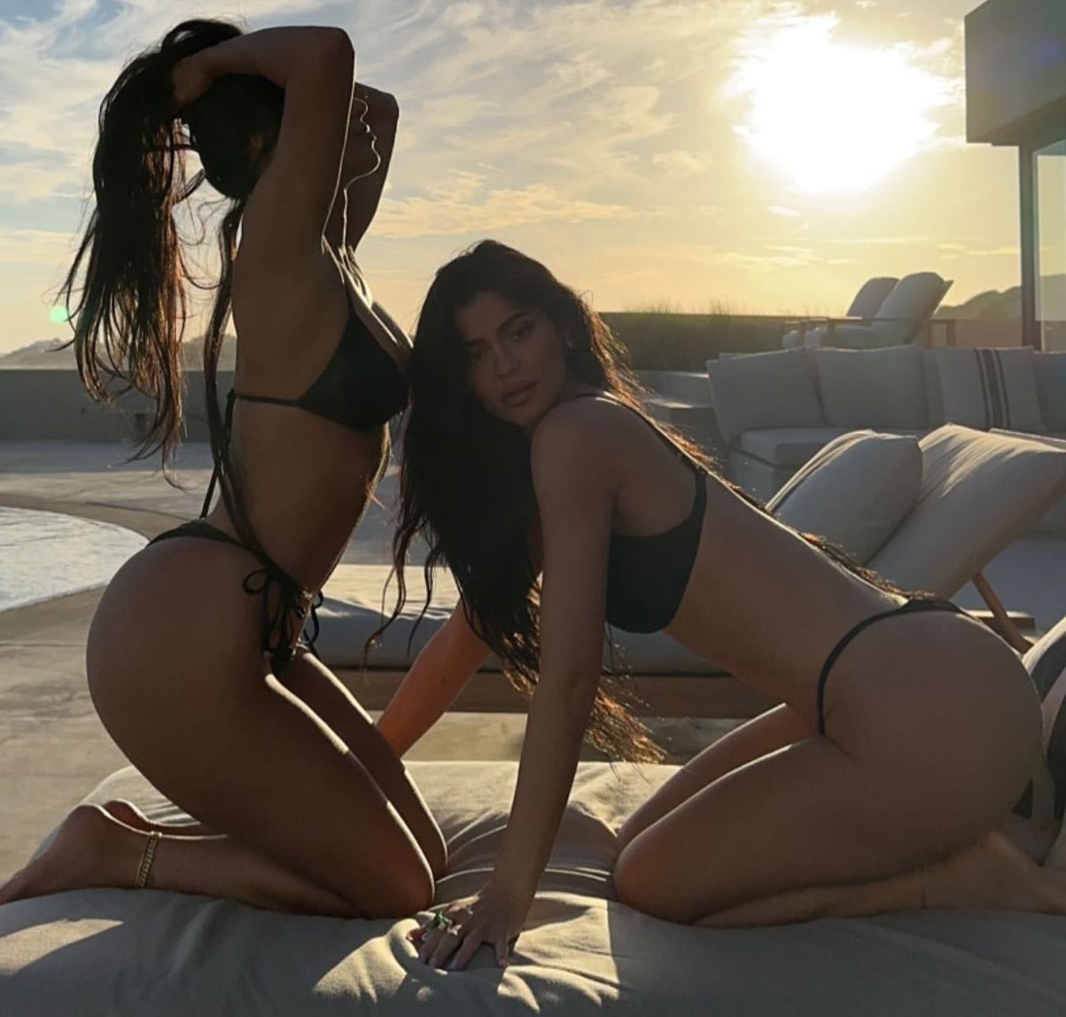 Kylie Jenner et Kim Kardashian twincest pour Instagram! - Photo 1