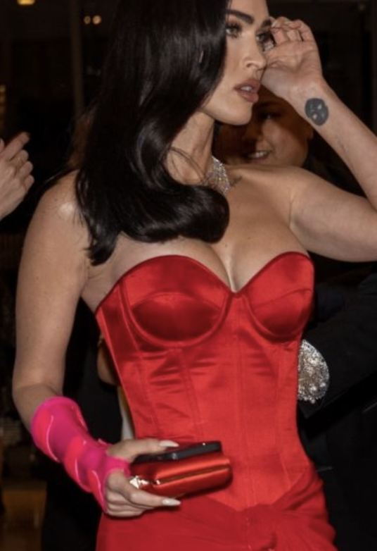 Photos n°16 : Megan Fox Admits to Plastic Surgery!