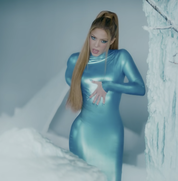 PHOTOS Shakira et Karol G servent Truman Show Realness dans un nouveau clip vidéo! - Photo 39