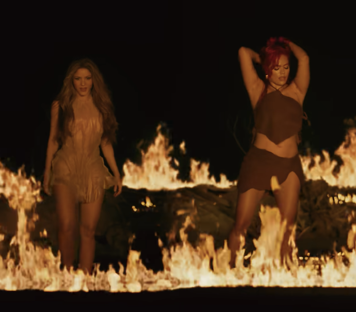 PHOTOS Shakira et Karol G servent Truman Show Realness dans un nouveau clip vidéo! - Photo 32