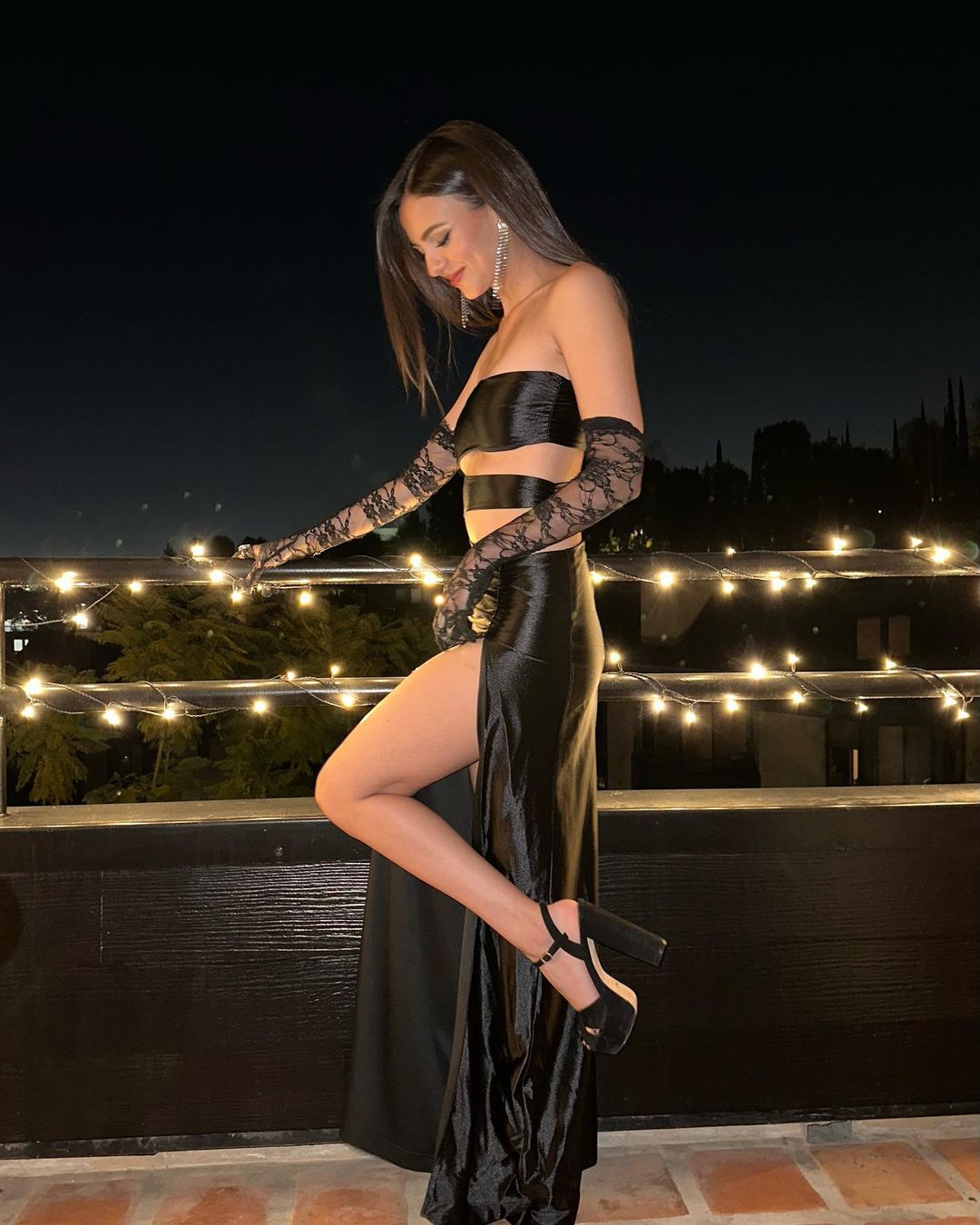 Photos n°1 : Victoria Justice Cuts It Out in A Black Gown!