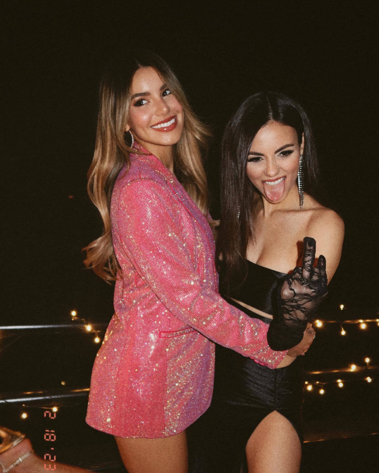 Photos n°6 : Victoria Justice Cuts It Out in A Black Gown!
