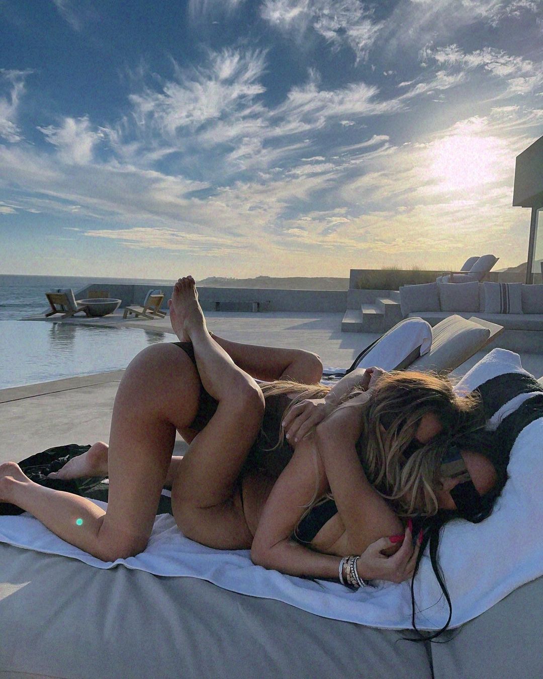 PHOTOS Kim et Khloe Kardashian se rapprochent pour les camras ! - Photo 1