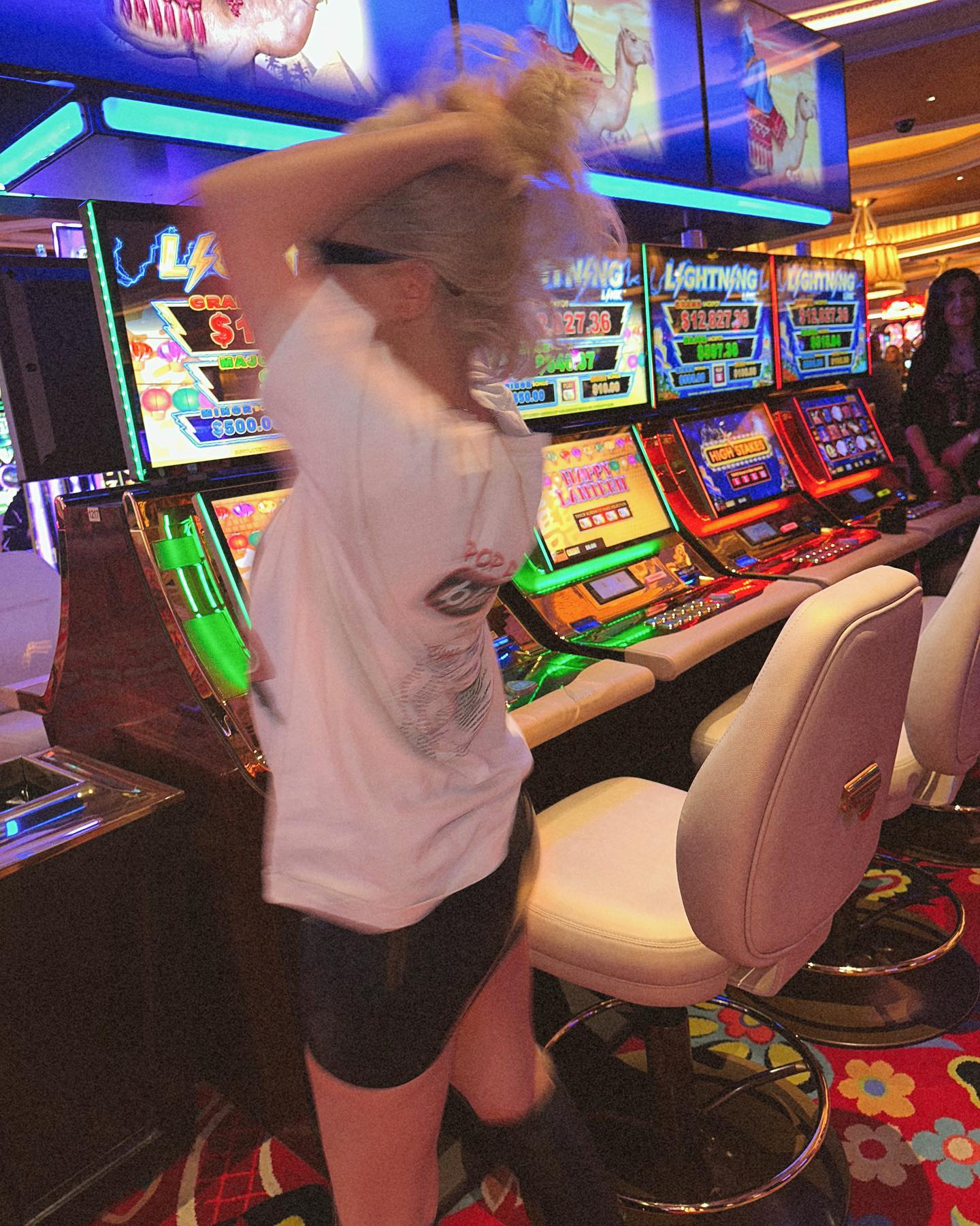 Photos n°8 : Kourtney Kardashian Tries Her Luck in Vegas!