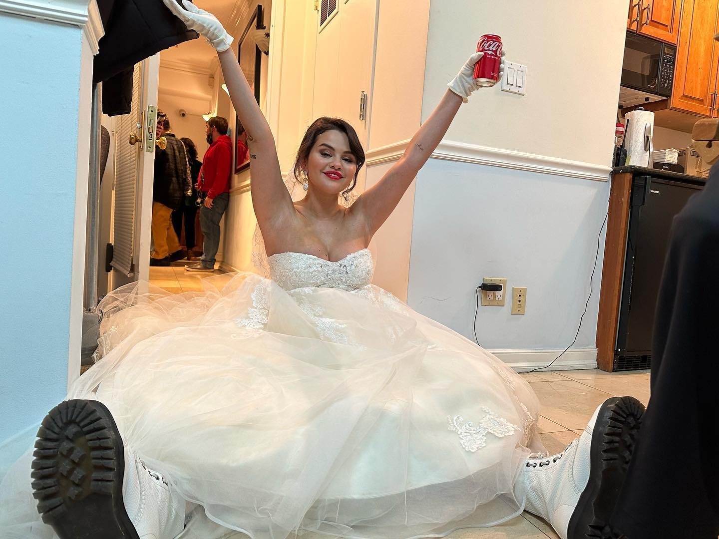 PHOTOS Alerte spoiler: Selena Gomez porte une robe de mariée au travail!