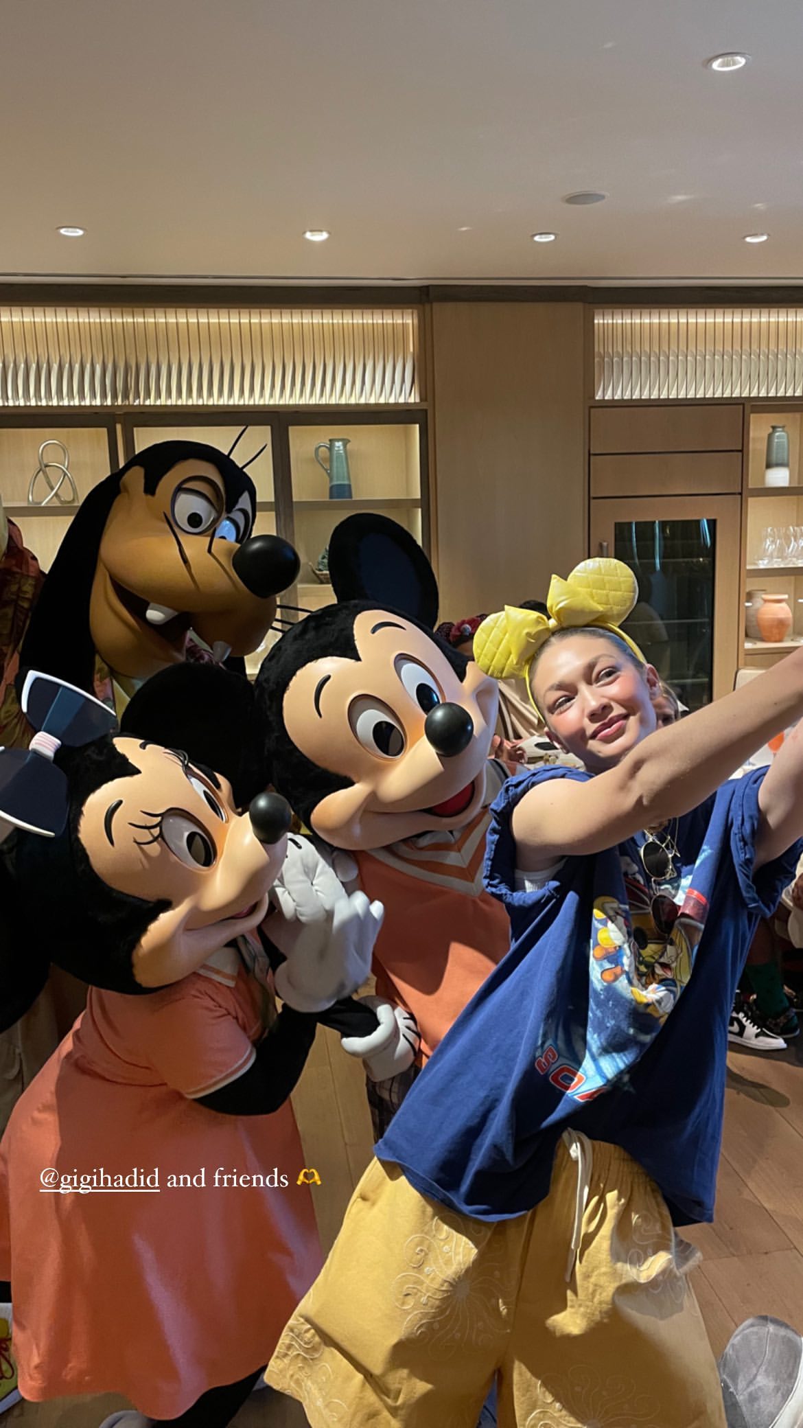 Photo n°13 : Gigi Hadid fte ses 28 ans chez Disney !