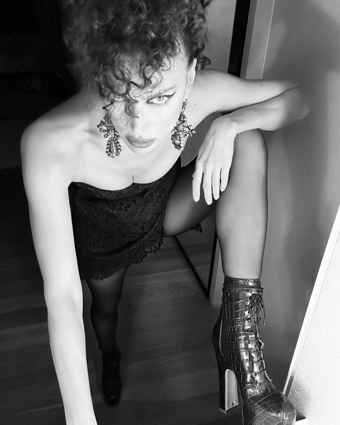 Photos n°7 : Irina Shayk Rocks Curls for Westwood!