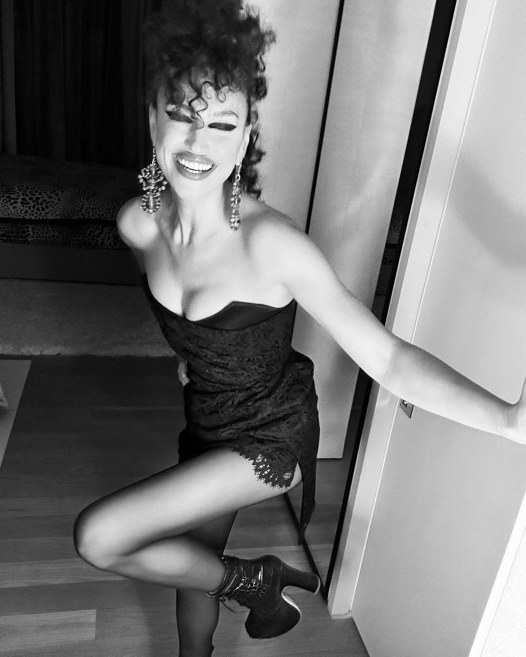 Photos n°5 : Irina Shayk Rocks Curls for Westwood!