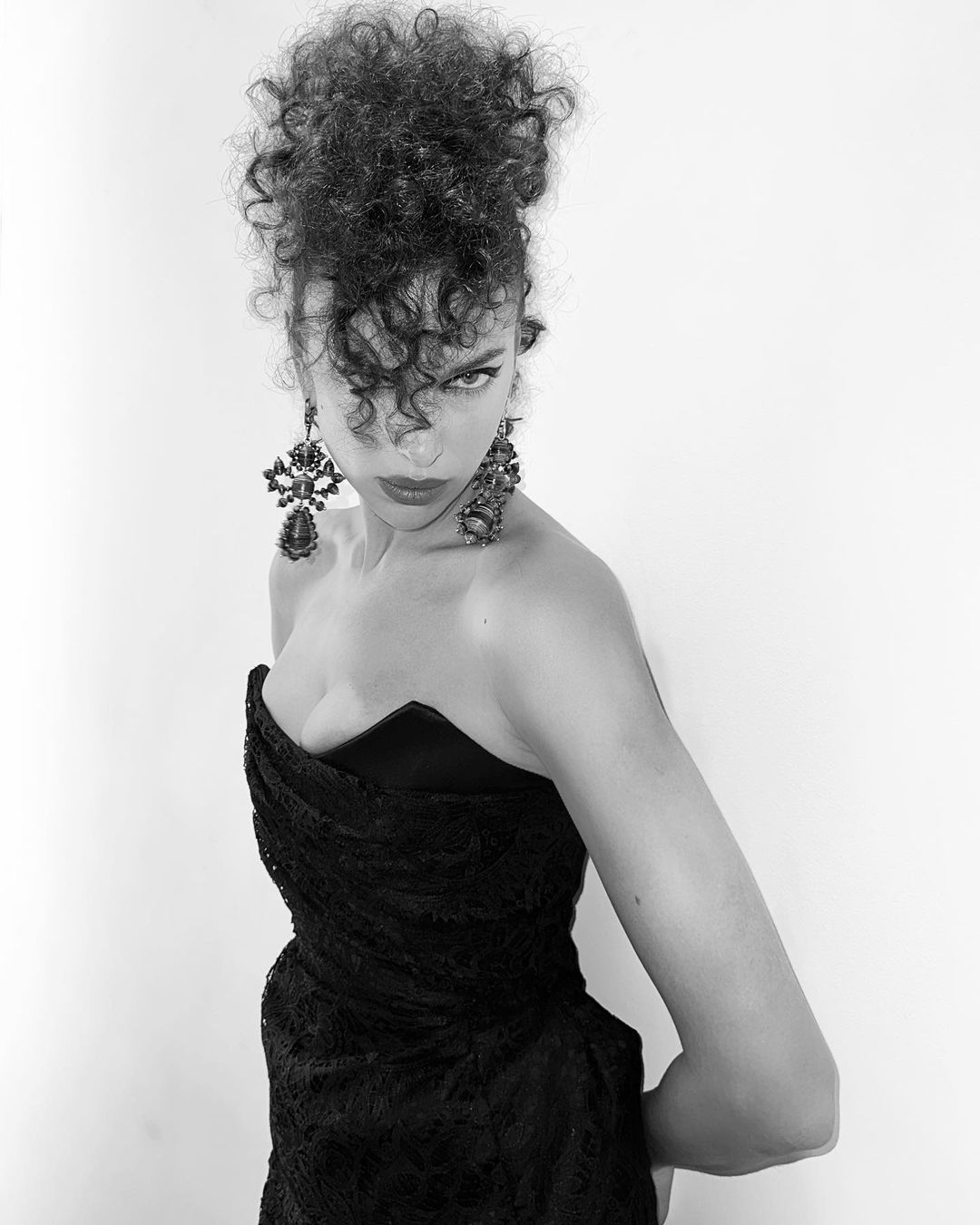 Photos n°3 : Irina Shayk Rocks Curls for Westwood!