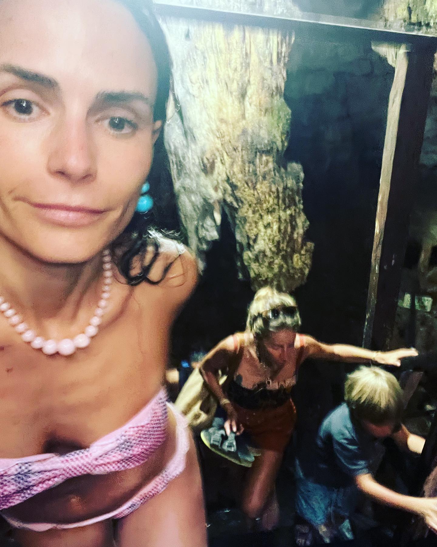 Photos n°3 : Jordana Brewster Dives Into a Cenote!