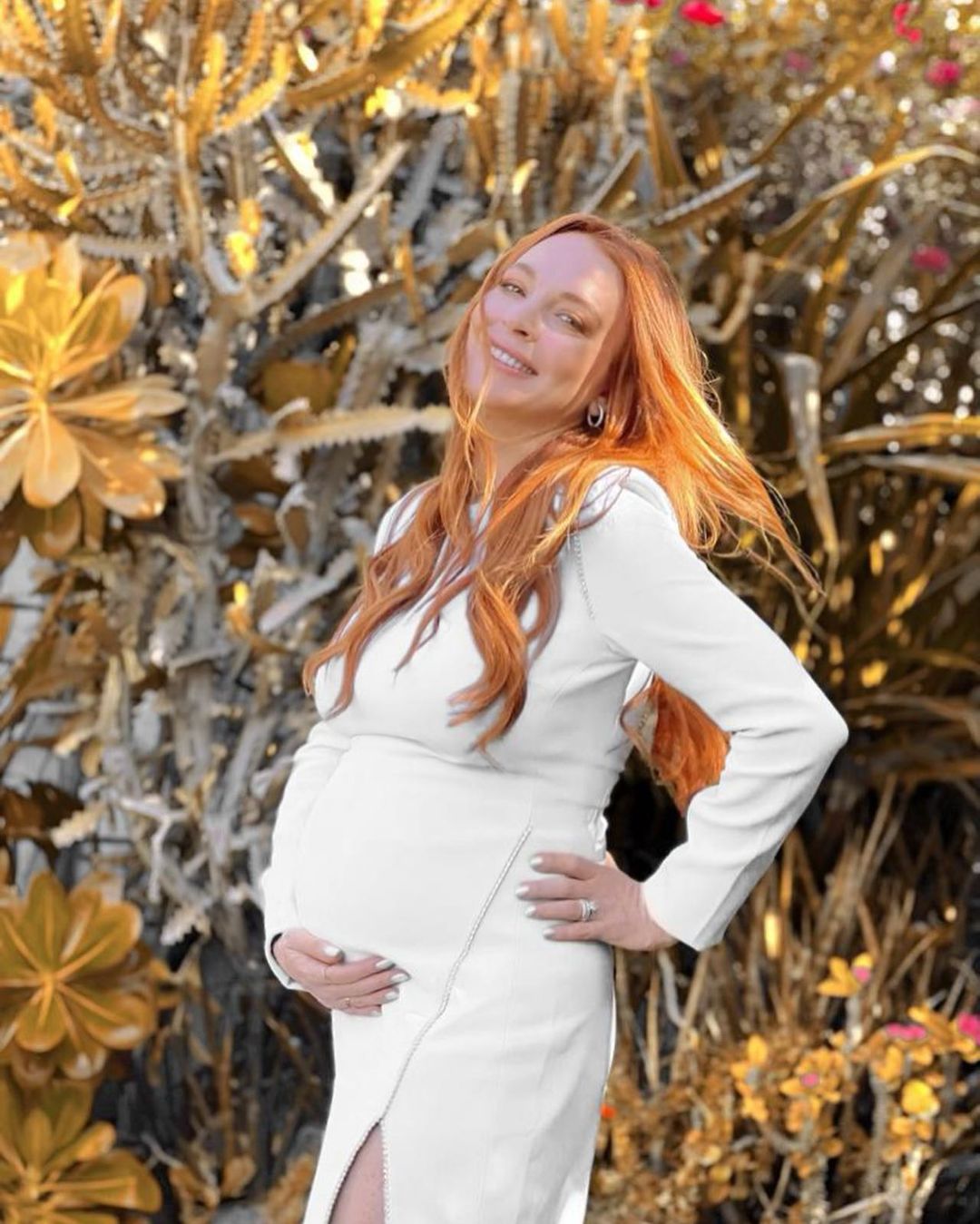 Lindsay Lohan Lays Back With Her Growing Bump! - Photo 4