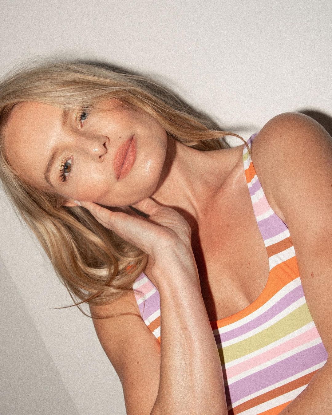 FOTOS Kate Bosworth regresa a Blue Crush con este One-Piece sin espalda! - Photo 1
