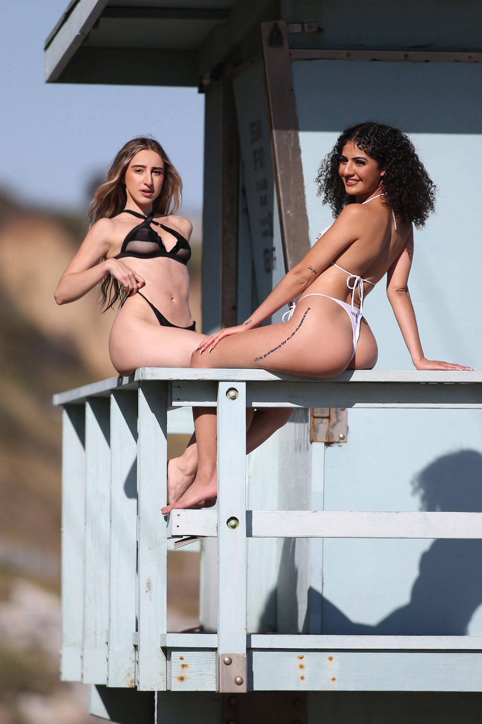 Photo n°8 : Alessia Vernazza et Joana Lopez huiles sur la plage!