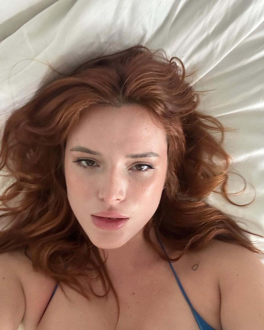 Photos n°5 : Bella Thorne’s Bedroom Selfies!
