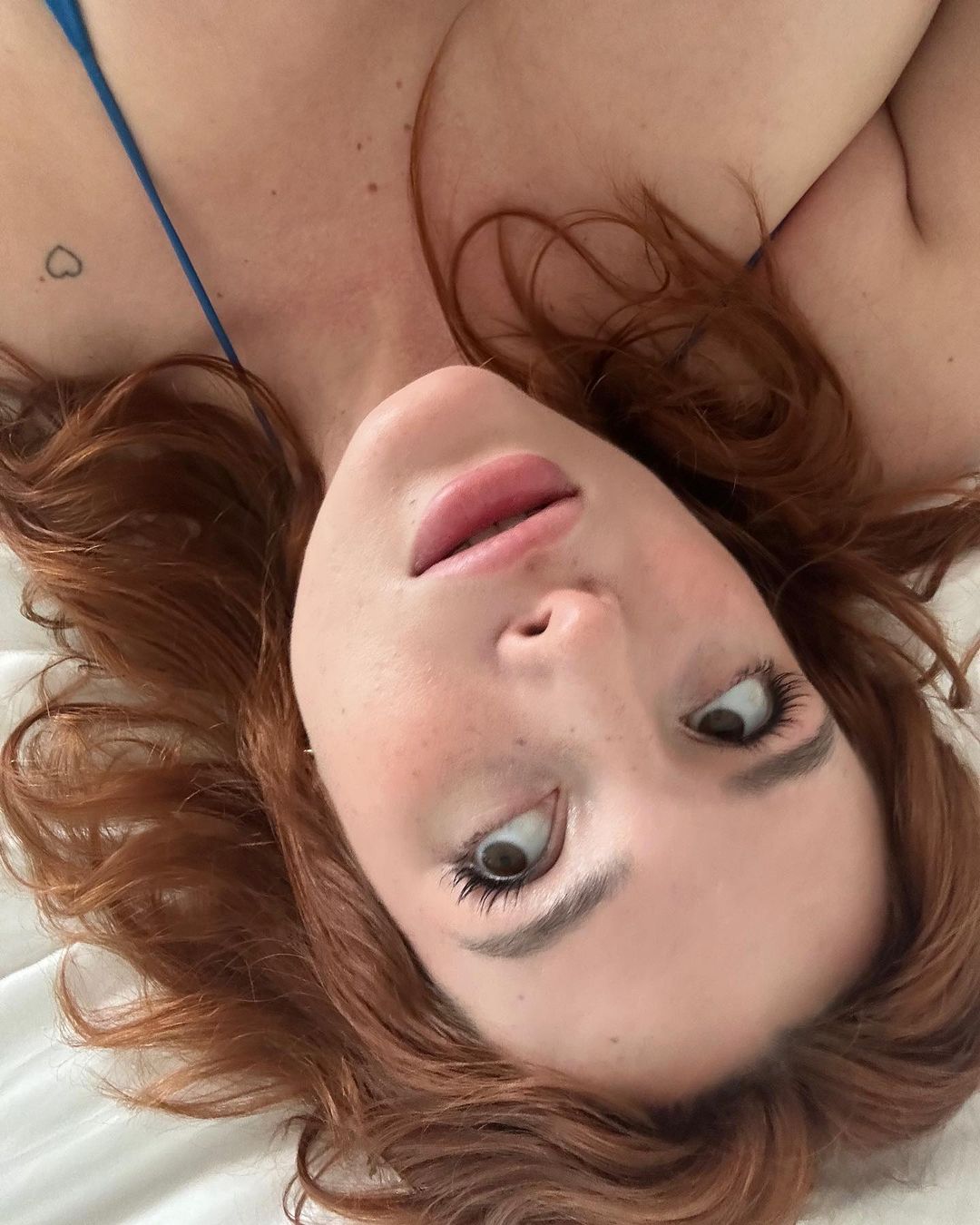 Photos n°2 : Bella Thorne’s Bedroom Selfies!
