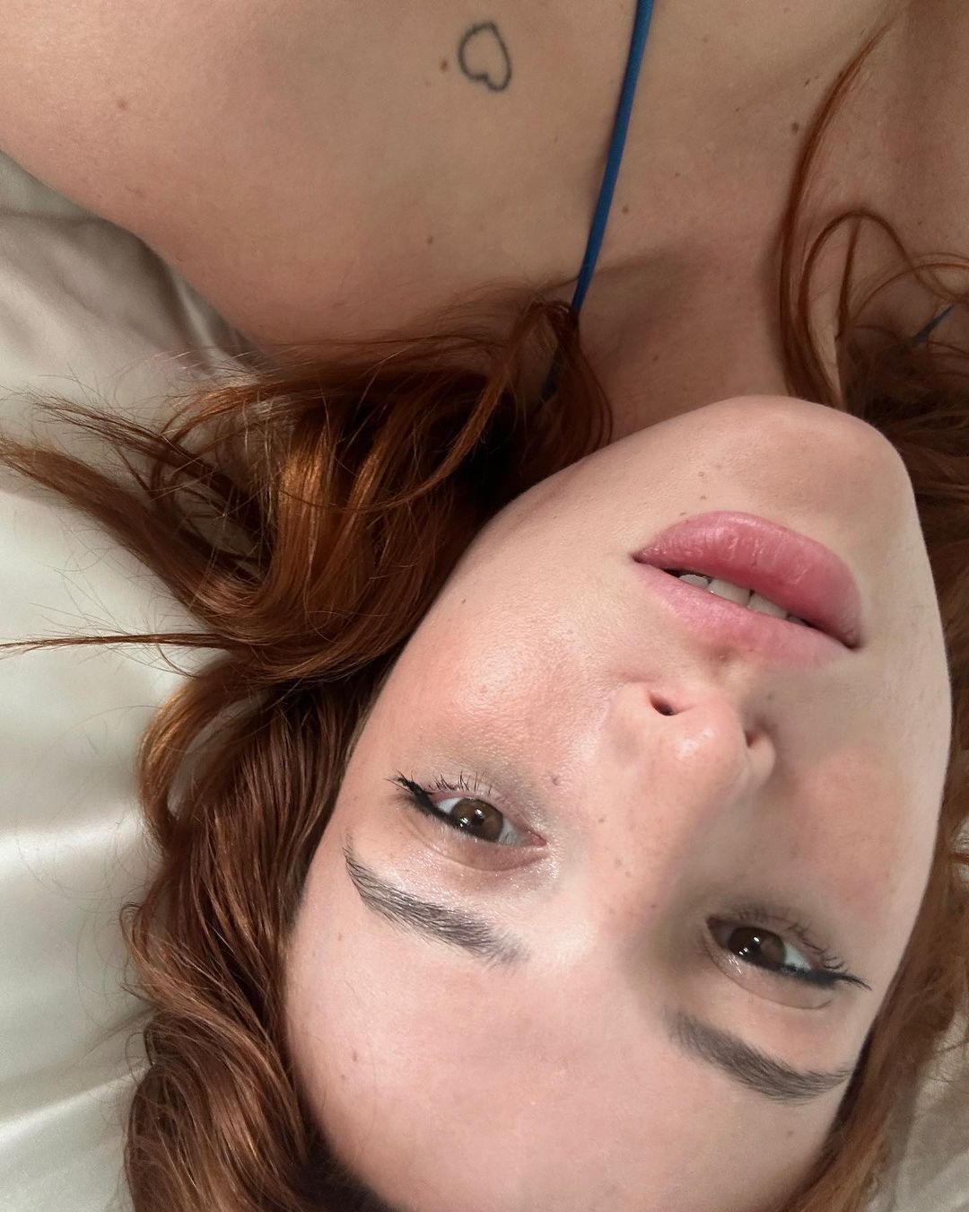 Photos n°1 : Bella Thorne’s Bedroom Selfies!