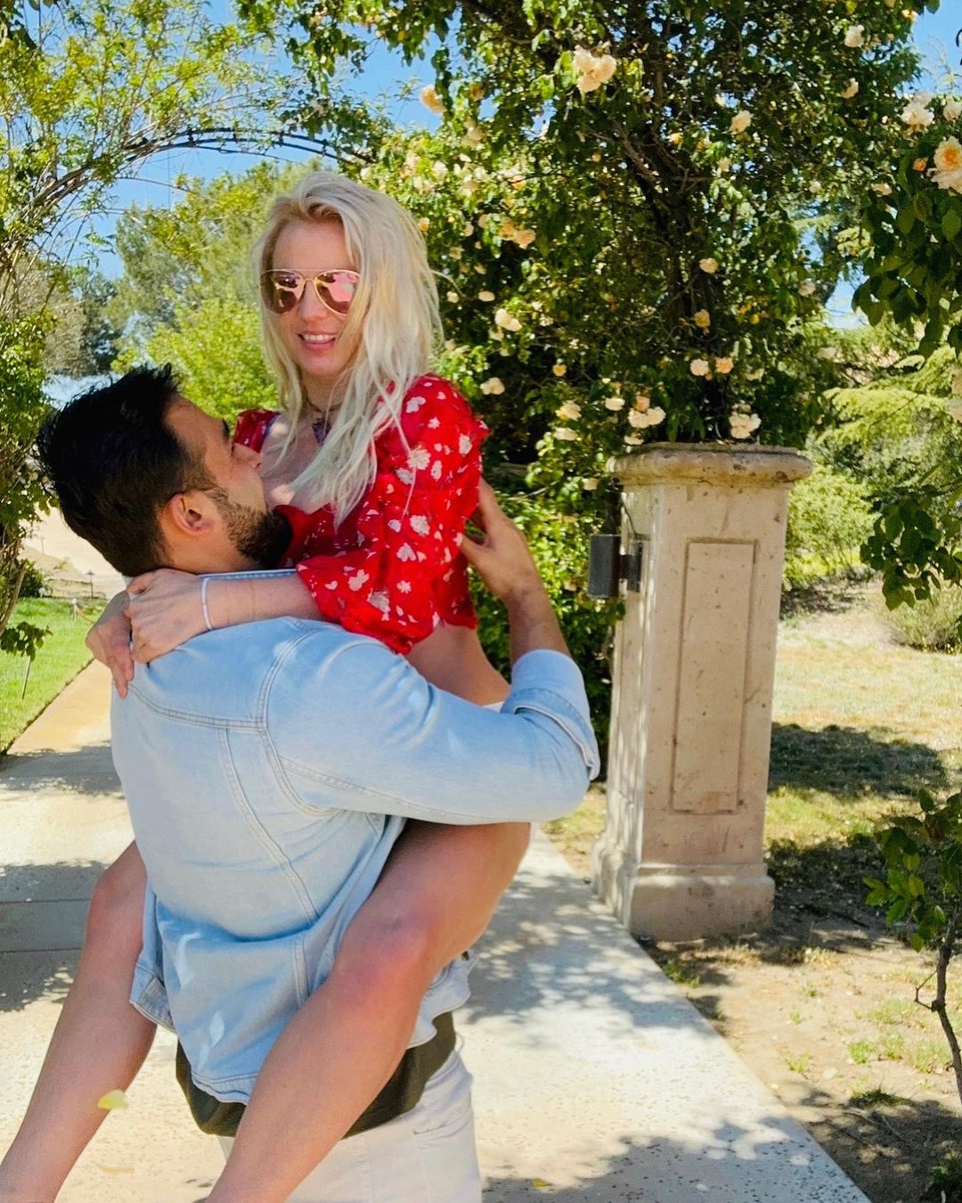 Photos n°1 : The Person Pretending to Be Britney Spears Puts on the PDA!